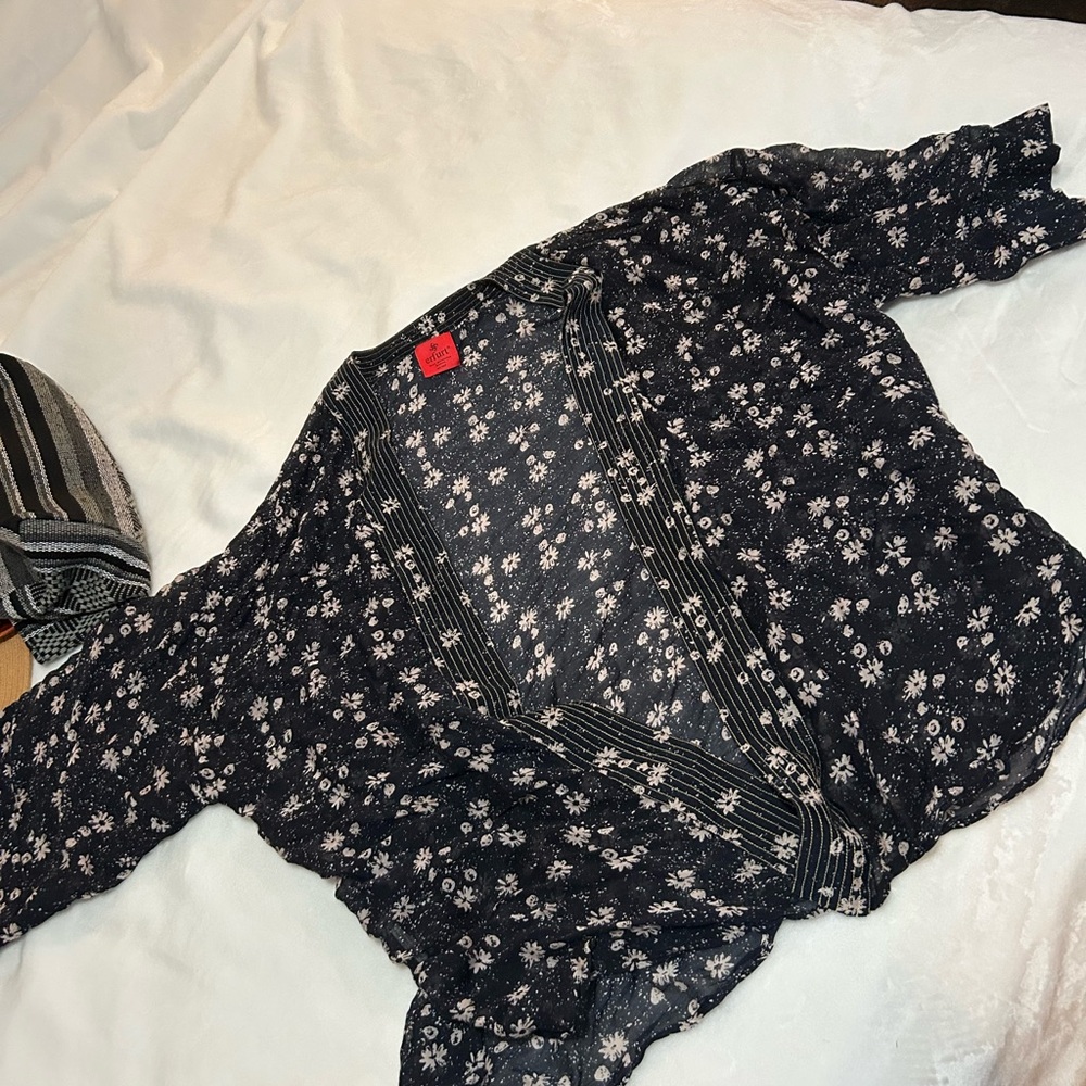 Floral kimono Navy and White Blouse